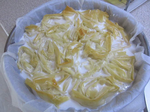 Türkischer Milchkuchen mit leckerem Belag