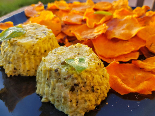 Süßkartoffelchips mit Zucchinipaste