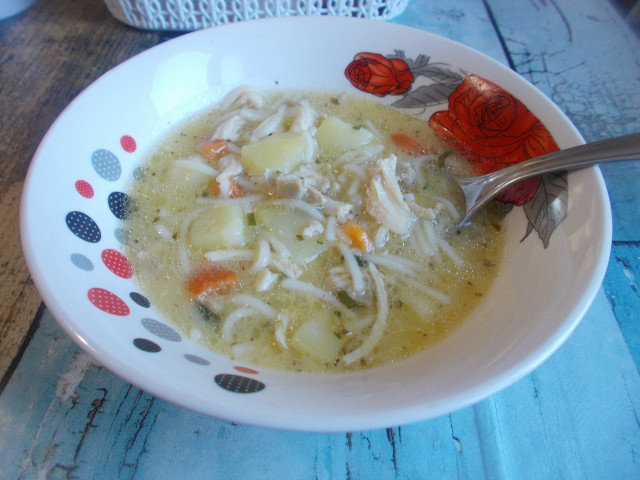 Hühnersuppe mit Suppennudeln und Joghurt