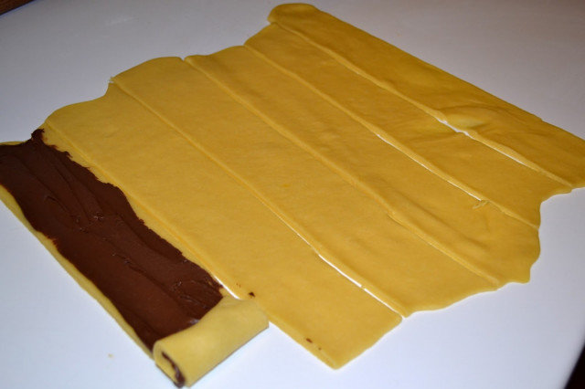 Eingewickelter Hefezopf mit flüssiger Schokolade