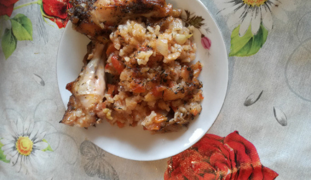 Hähnchenflügel mit Reis und Tomaten