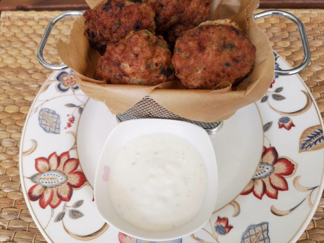 Saftige Putenfleischbällchen mit Knoblauchsoße