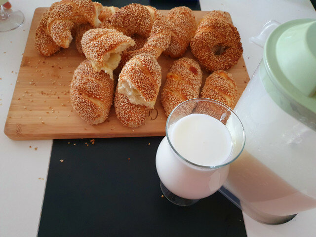 Brötchen mit Käse und Sesamsamen (Simit Poğaça)