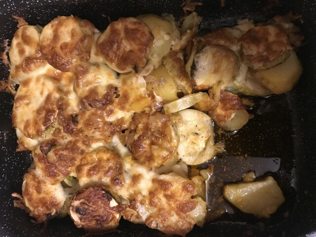 Kartoffeln mit Zucchini und Käse aus dem Ofen