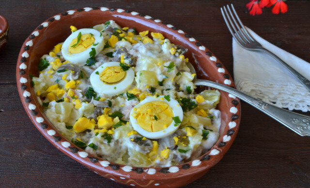 Kartoffelsalat mit Thunfisch, Pilzen und gekochten Eier