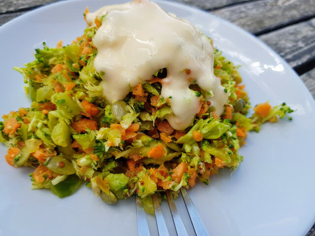 Vitaminsalat mit Brokkoli und Ingwer Mayonnaise