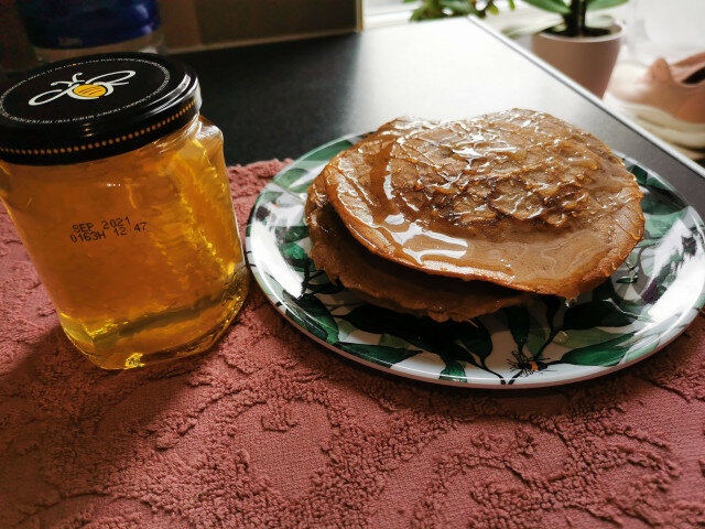 Proteinpfannkuchen mit Schokoprotein und Honig