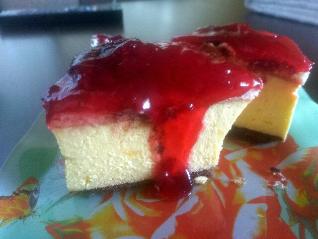 Keto Cheesecake mit Himbeeren und Erdbeeren