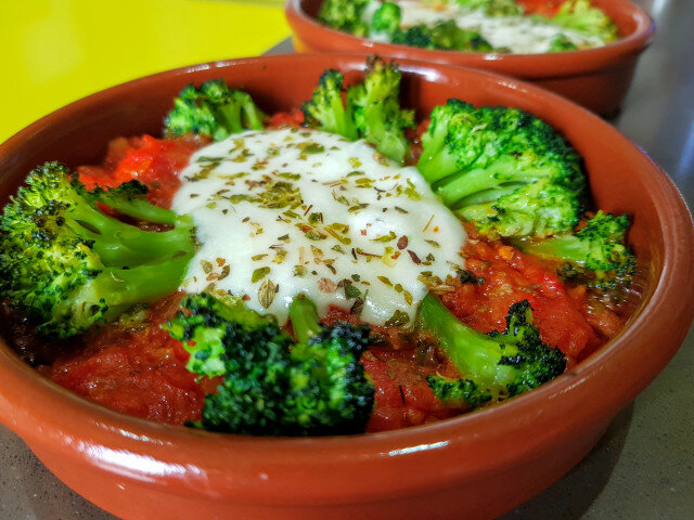 Brokkoli mit Tomatensoße und Mozzarella