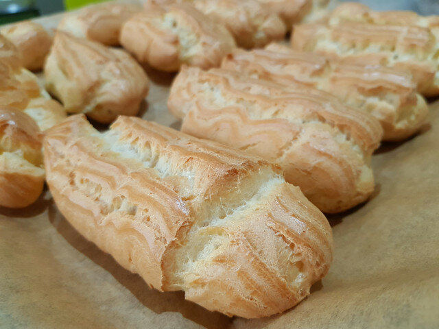 Eclairs mit Schokoladenfüllung