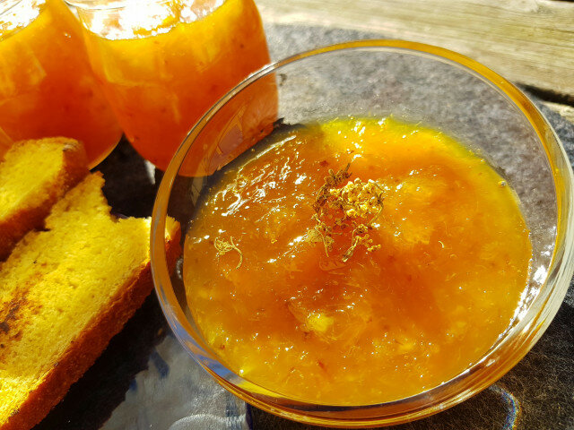 Orangenmarmelade mit Holunderblüten