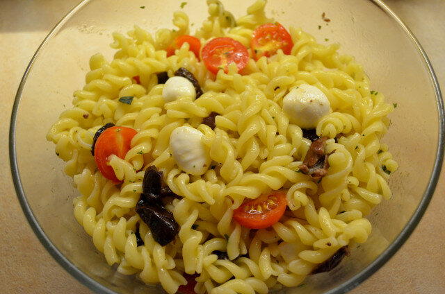 Pasta mit Cherrytomaten, Mozzarella und Kapern (Рasta alla checca)