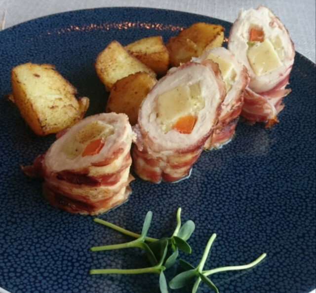 Hähnchenröllchen mit Pancetta und Karotten