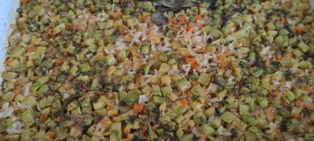 Schneller Reis mit Zucchini im Ofen