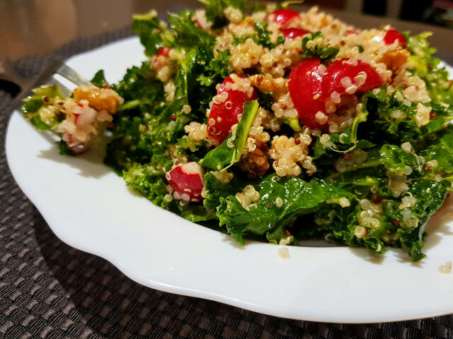 Salat mit Grünkohl und Quinoa