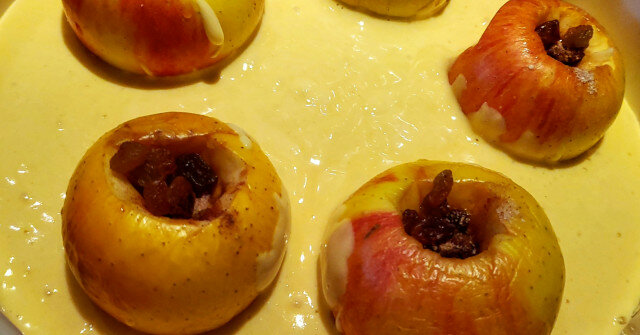 Kuchen mit gefüllten Äpfeln
