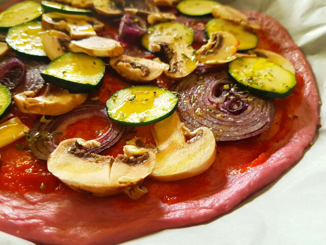 Vegane Pizza mit Rote Bete Teig