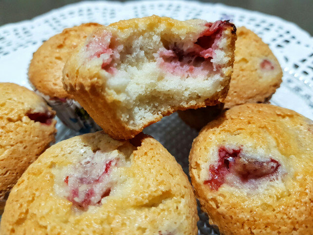 Cupcakes mit Mandelmehl und Erdbeeren