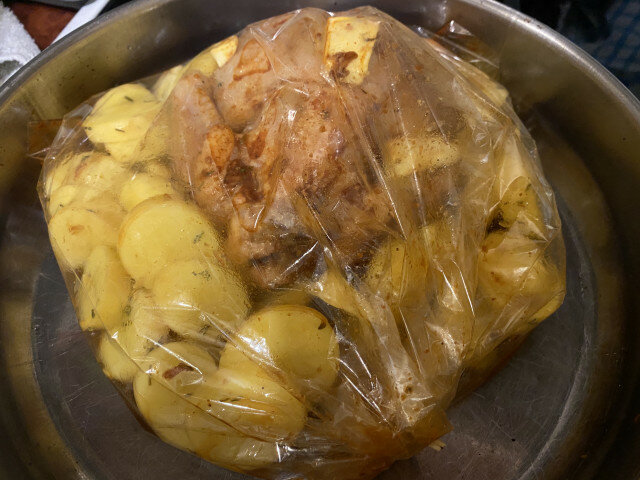 Brathähnchen mit Kartoffeln im Bratschlauch