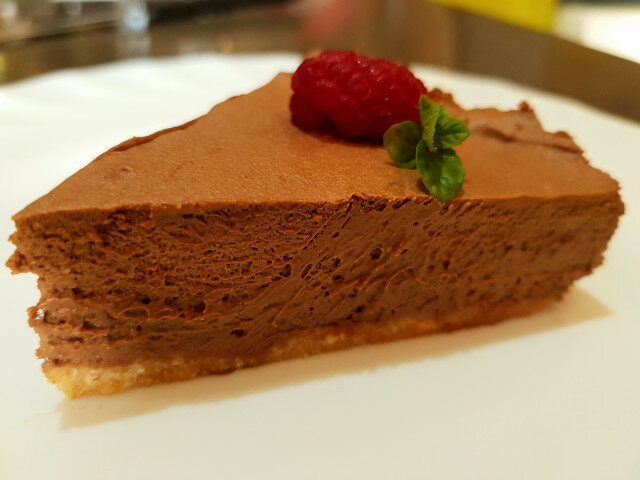 Torte mit Mousse au Chocolat und Himbeeren