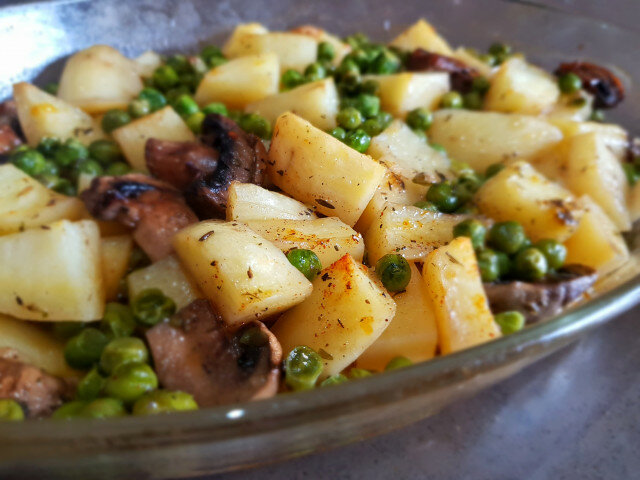 Kartoffeln mit Pilzen und Erbsen im Ofen