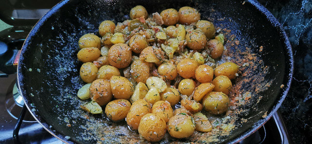 Sautierte Frühkartoffeln mit Knoblauch und Dill