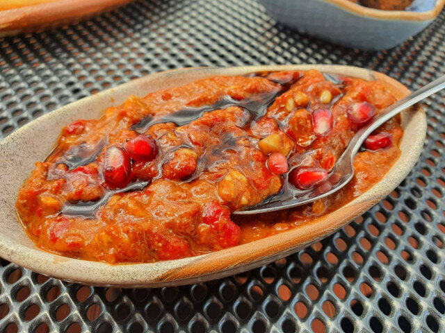 Arabische Vorspeise mit gerösteten Paprika und Walnüssen (Muhammara)