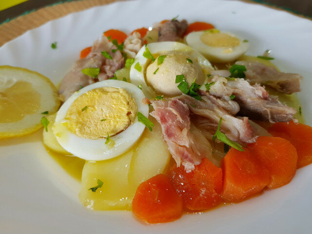 Salat mit Kartoffeln, Karotten und geräucherter Makrele