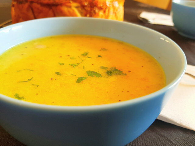 Dickflüssige Hühnersuppe mit Lauch und Pastinaken