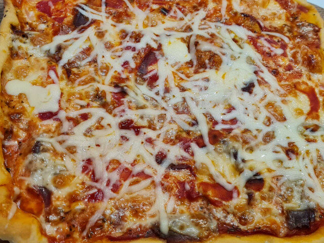 Pizza mit Sahne, Bacon und Käse