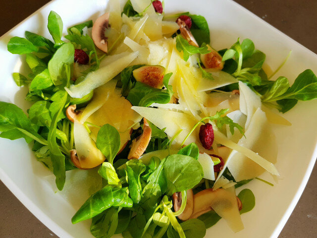 Grüner Salat mit aromatischem Käse, Feigen und Pilzen
