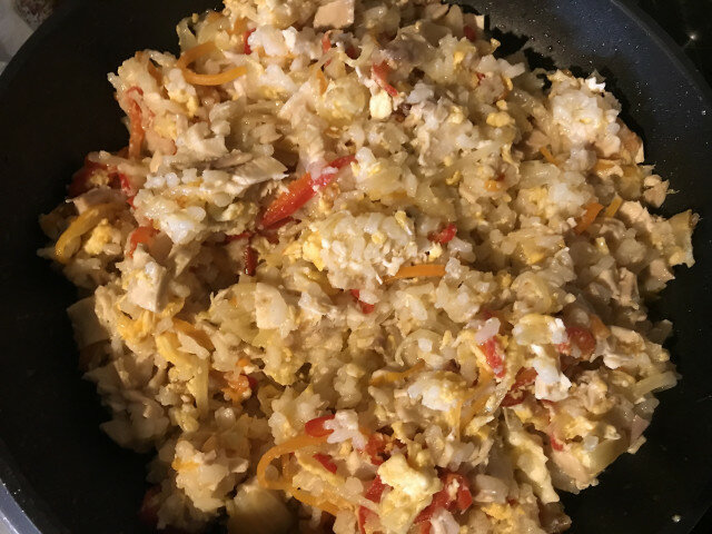 Gebratener Reis mit Eier und Hähnchen