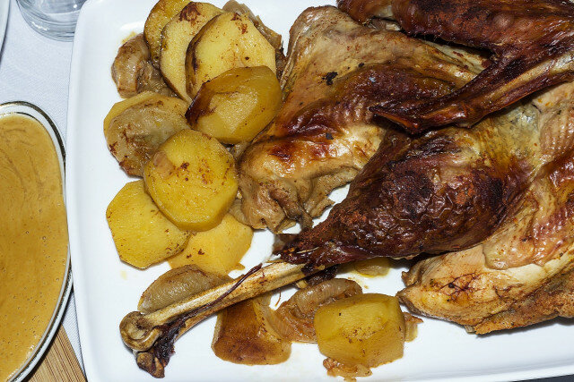 Putenbraten mit Weißwein und Kartoffeln