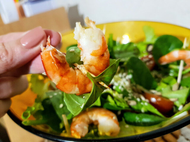 Grüner Salat mit Garnelen, Basilikum und Avocado