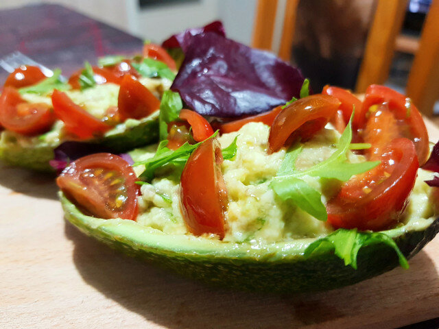 Spezialsalat mit Avocado und Cherrytomaten