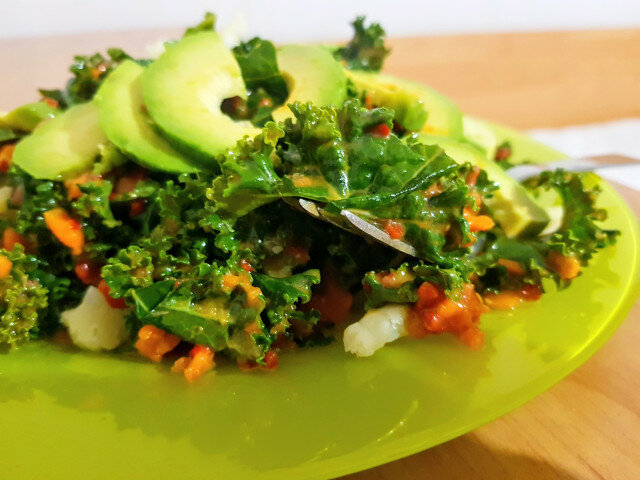 Salat mit Grünkohl und Avocado