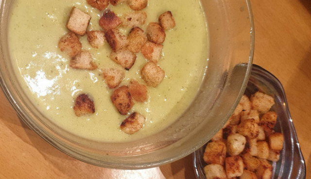 Cremesuppe mit Brokkoli und Kartoffeln