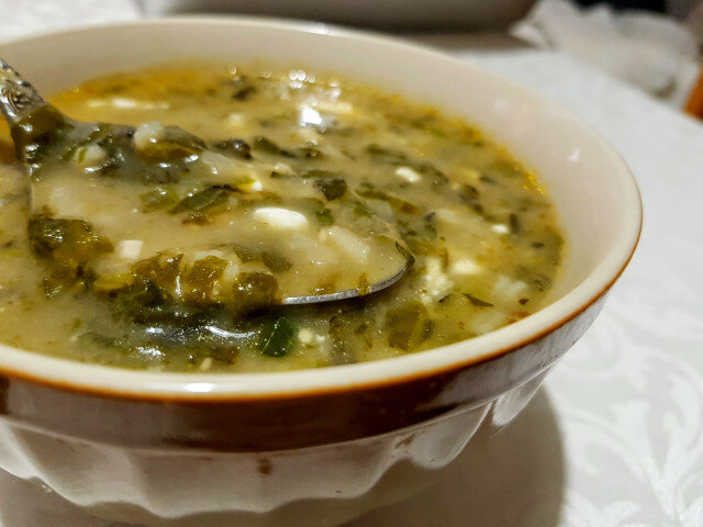 Suppe aus Brennnesseln und Bärlauch mit Schafskäse