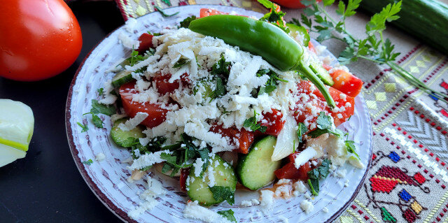 Traditioneller, bulgarischer Schopska Salat