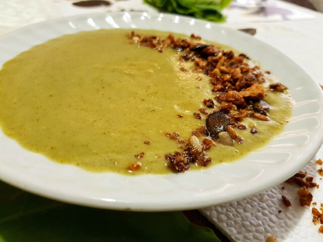 Brennnesselcremesuppe mit Gartenmelde, Blumenkohl und knusprigem Granola