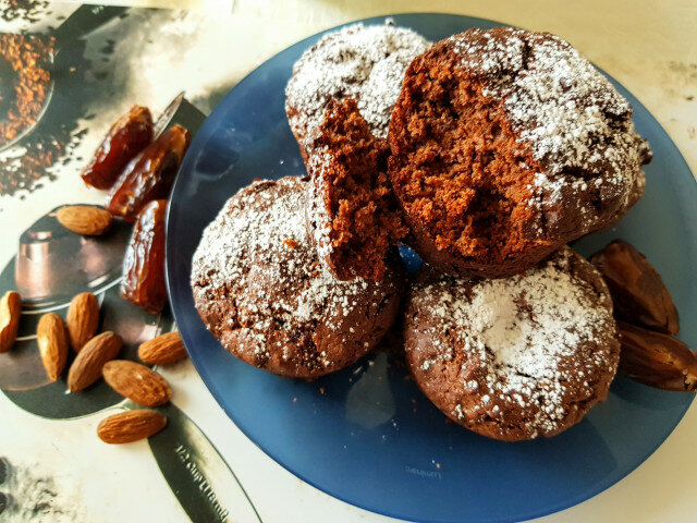 Schoko Cupcakes mit Datteln und Mandeln