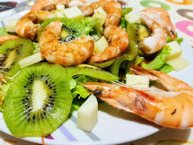 Frischer Salat mit Kiwi und Garnelen