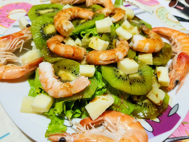 Frischer Salat mit Kiwi und Garnelen