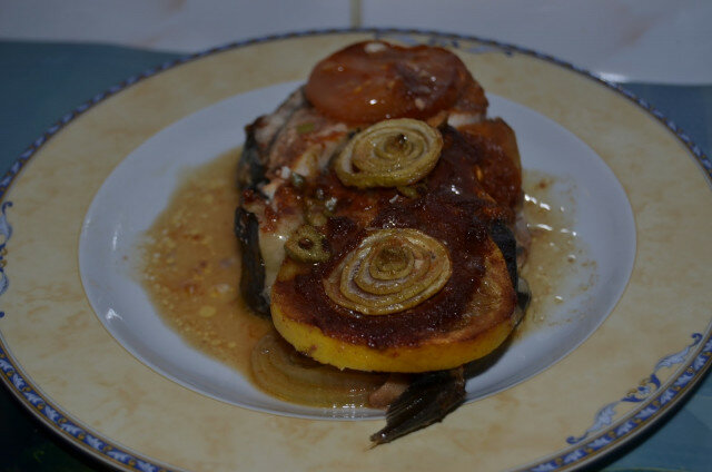 Gebackener Stör mit Zwiebeln und Tomaten