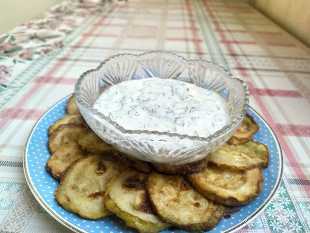 Gebratene Zucchini mit Joghurt-Mayonnaise-Soße