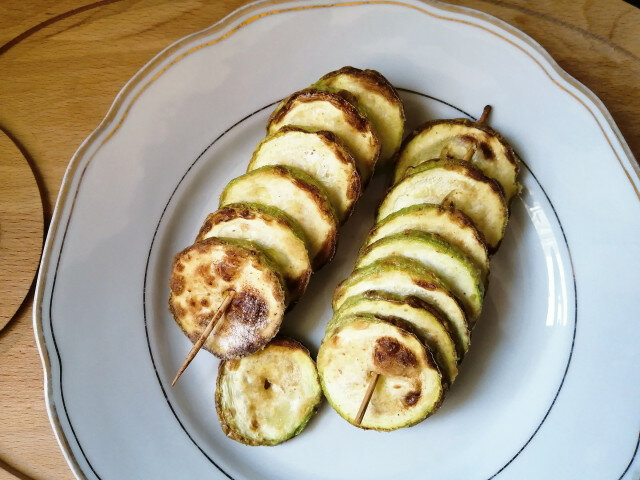 Zucchini am Spieß in der Heißluftfritteuse