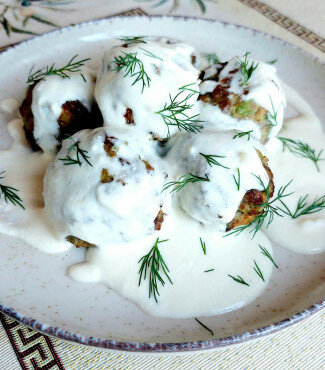 Frikadellen aus Hackfleisch und Zucchini in Sahnesoße