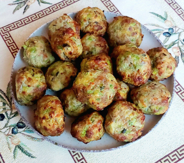 Frikadellen aus Hackfleisch und Zucchini in Sahnesoße