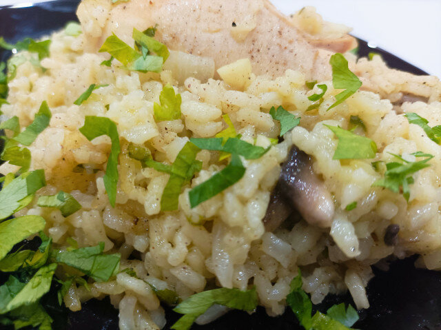Hähnchen mit Reis und Pilzen im Ofen