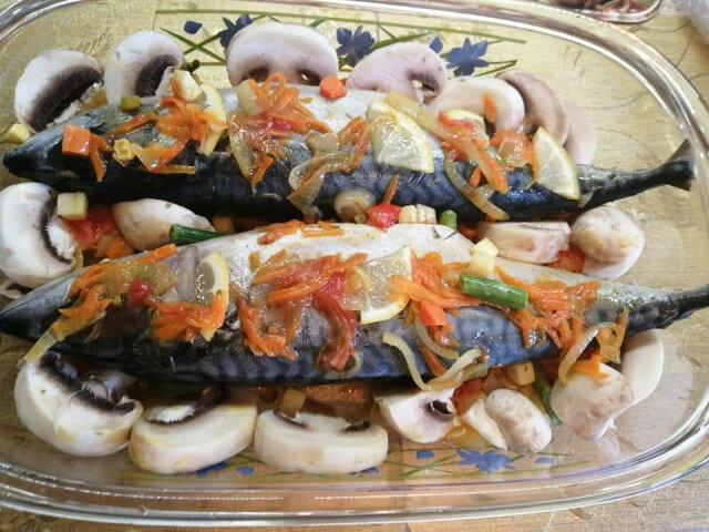 Köstliche gebackene Makrele mit Gemüse